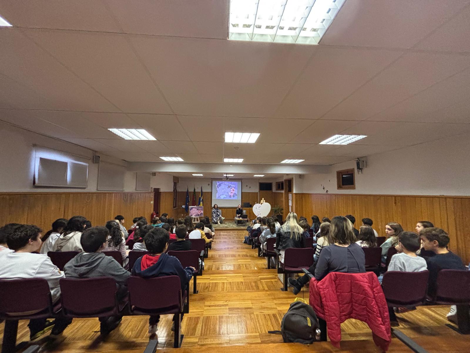 Bárbara Vale no aeSB num encontro com alunos