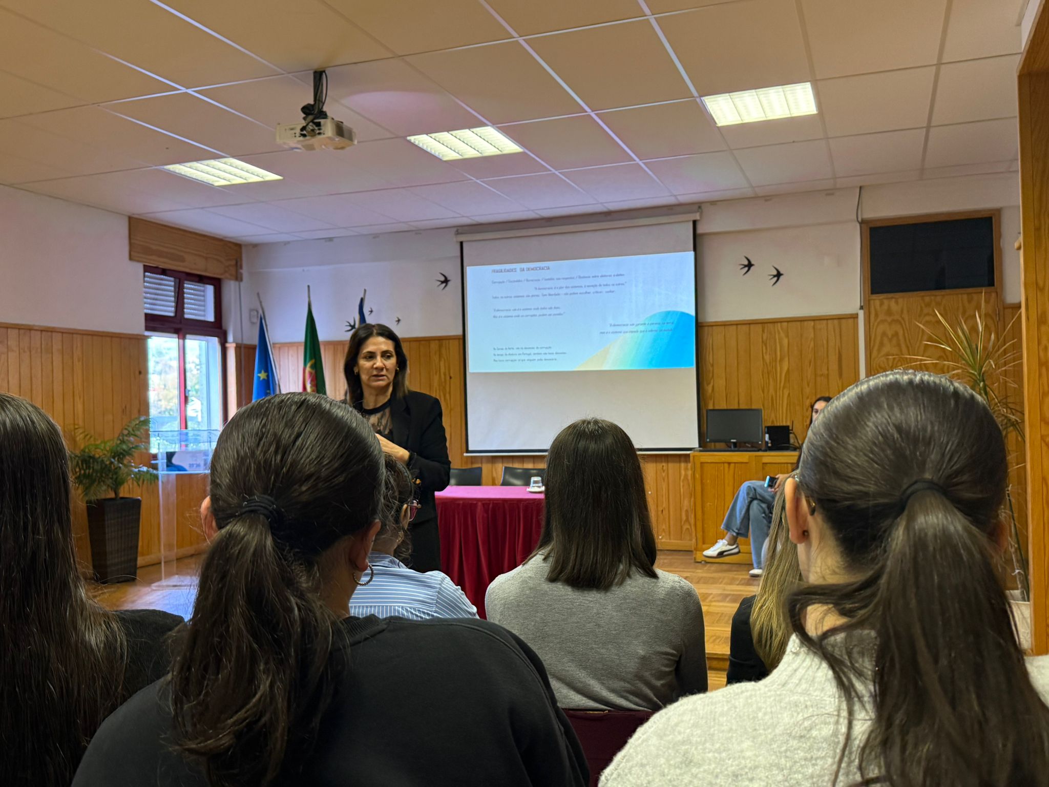 Deputada Irene Costa no aeSB num encontro com alunos > Democracia e Instituições democráticas