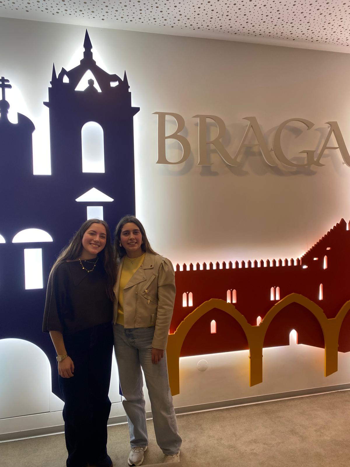 Parlamento dos Jovens > aeSB nas mesas da Sessão Distrital