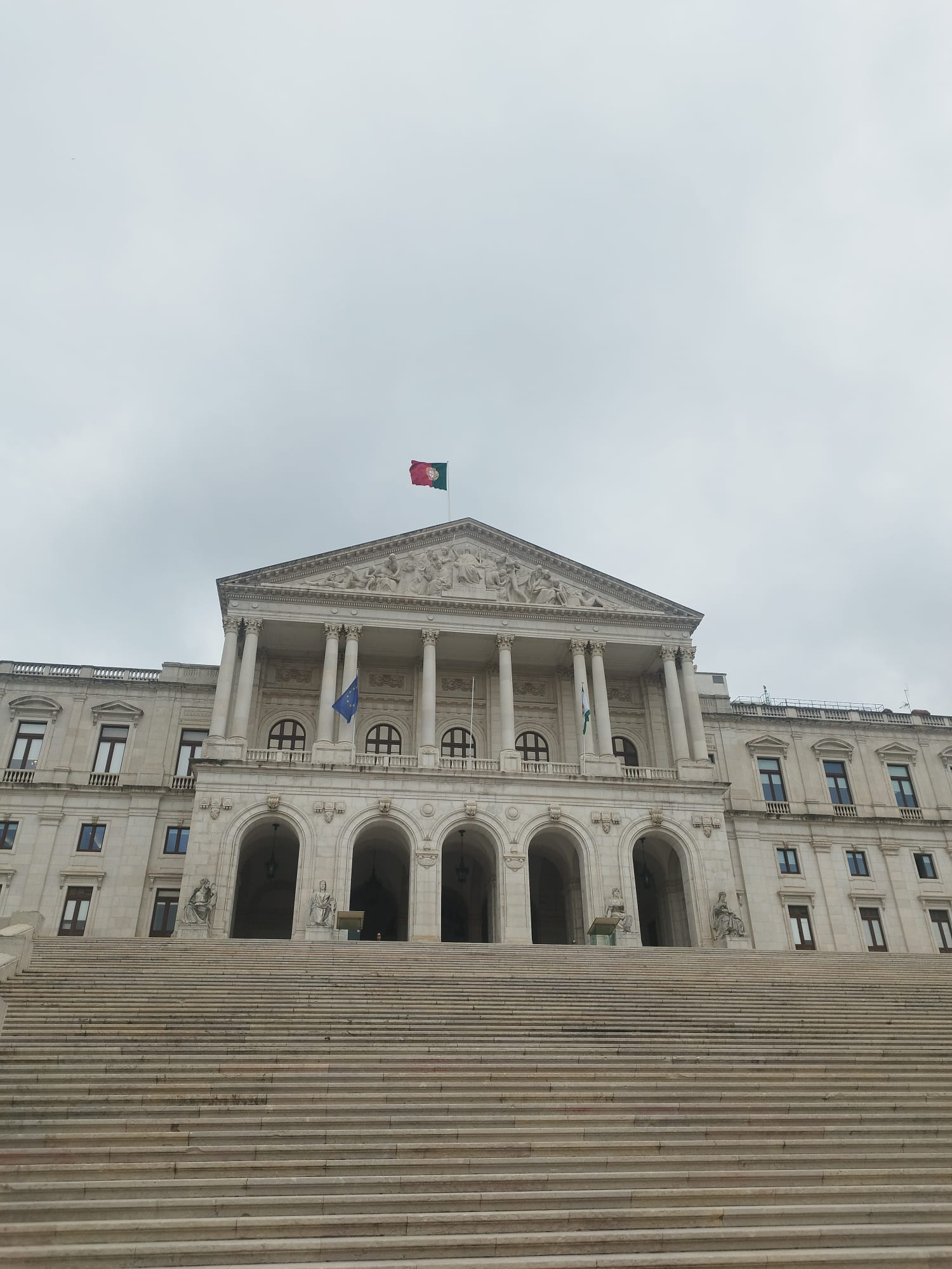 Entre Leis e História: Alunos do 11.° ano conhecem o coração da Democracia Portuguesa