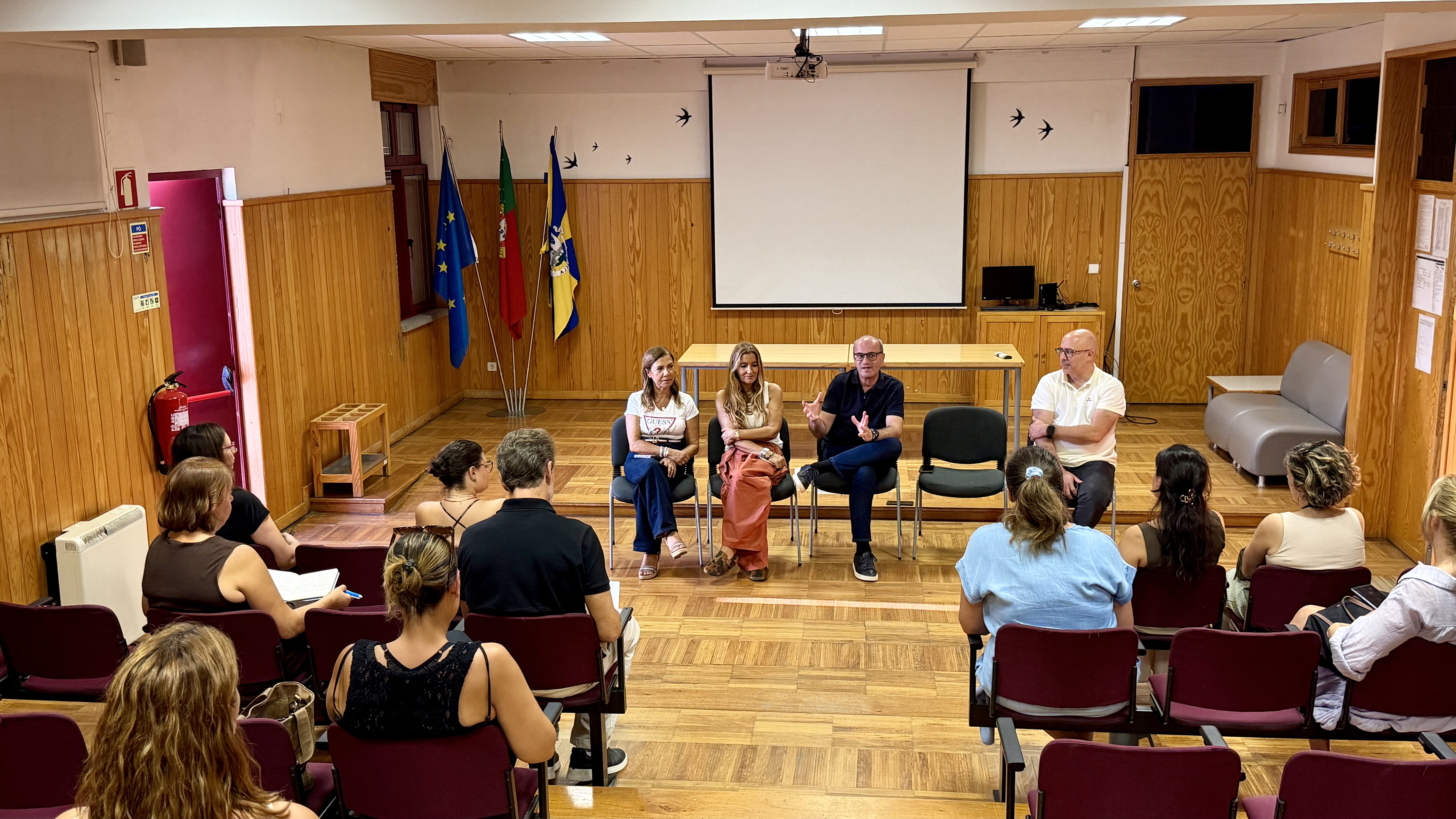 Num diálogo que constrói futuro a Direção do Agrupamento reuniu com representantes dos pais das turmas do pré-escolar ao ensino secundário